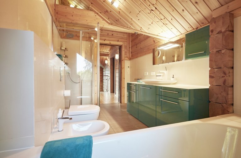 Pohádkový finský srubový dům KONTIO River House 2 se pyšní&nbsp;moderním interiérem, který klade důraz zejména na přírodní tóny&nbsp;a citlivě mísí několik…