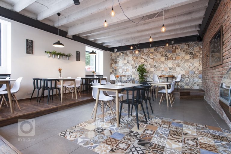 Tento prostor jsme ve dvou měscích přetvořili z kanceláří na BISTRO, které teď můžete navštívit cestou na náplavku. Bistro se nachází na rohu Palackého náměstí…