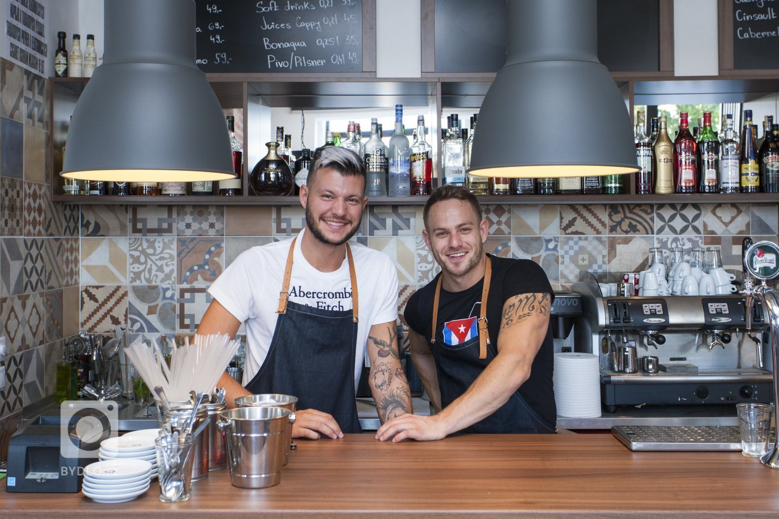 Tento prostor jsme ve dvou měscích přetvořili z kanceláří na BISTRO, které teď můžete navštívit cestou na náplavku. Bistro se nachází na rohu Palackého náměstí…