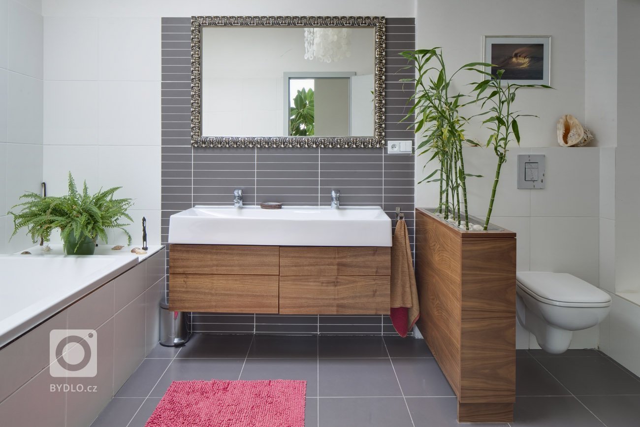 Dům v Čakovicích, což je jedna ze severních částí Prahy, leží v původní zástavbě rodinných domů a místo tedy nabízí naprostý klid, i přesto, že se nachází v…