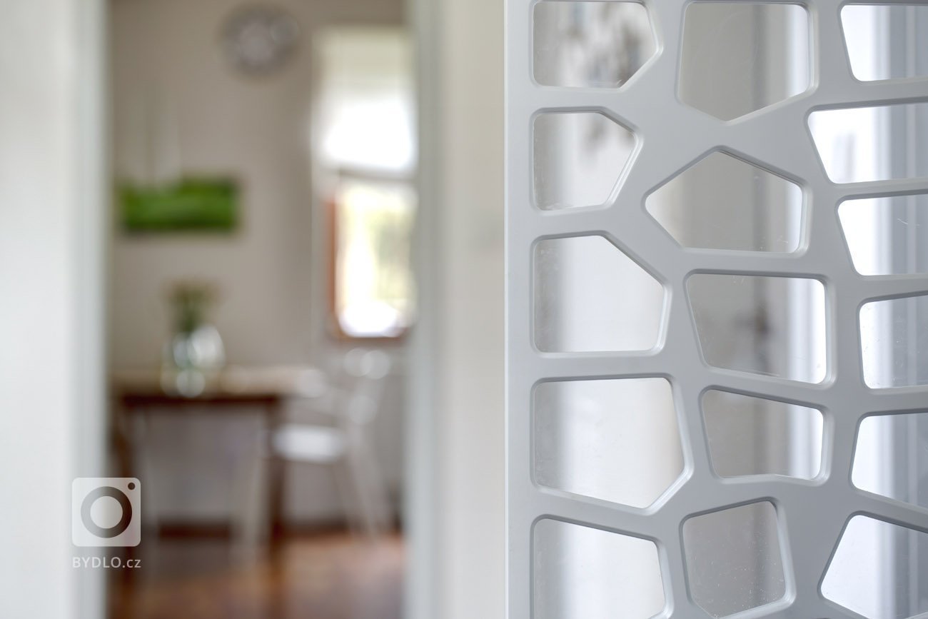 Dům v Čakovicích, což je jedna ze severních částí Prahy, leží v původní zástavbě rodinných domů a místo tedy nabízí naprostý klid, i přesto, že se nachází v…