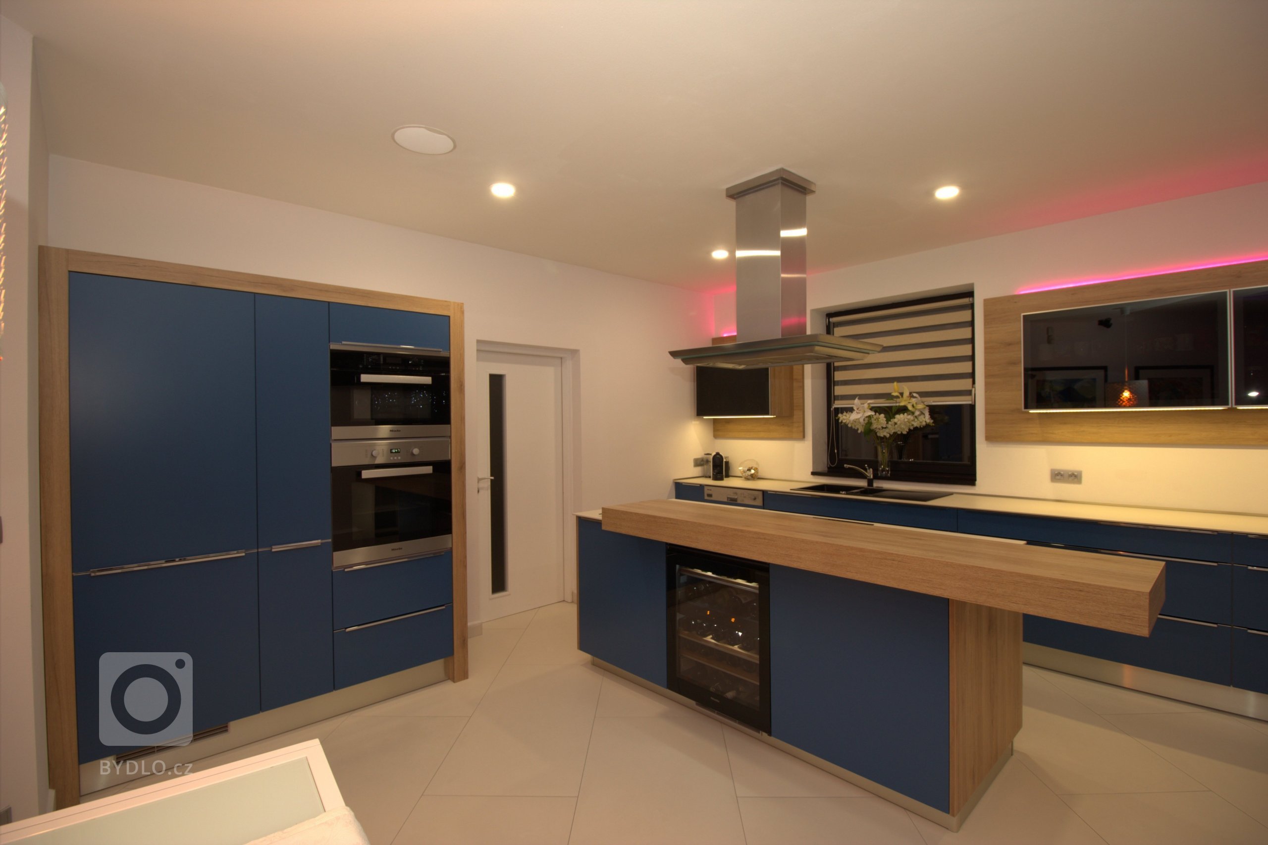 Jednoduchý design je vykoupený mnoha originálními technickými řešeními, které se asi již nebudou opakovat. Kromně nároků na materiály a vybavení byl i jeden…