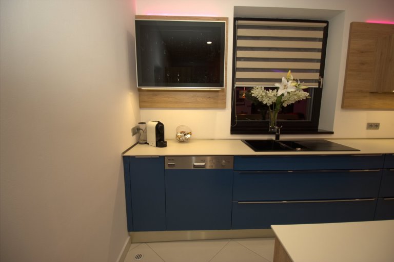 Jednoduchý design je vykoupený mnoha originálními technickými řešeními, které se asi již nebudou opakovat. Kromně nároků na materiály a vybavení byl i jeden…