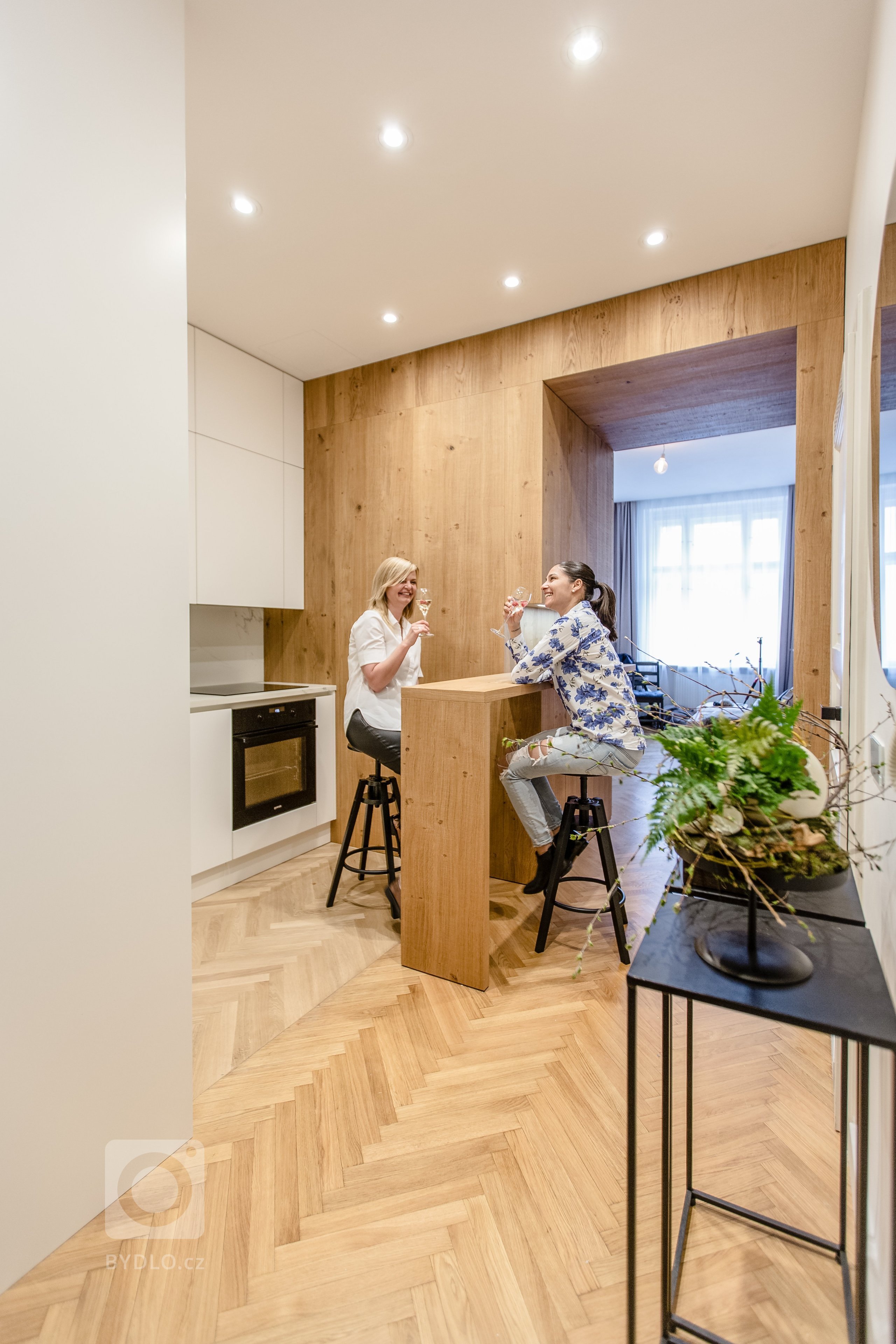 Při první schůzce jsem pochopila, že mě čeká náročný projekt, ale zároveň velká výzva. Klientka požadovala v bytě prohodit dispozičně kuchyň s koupelnou.…