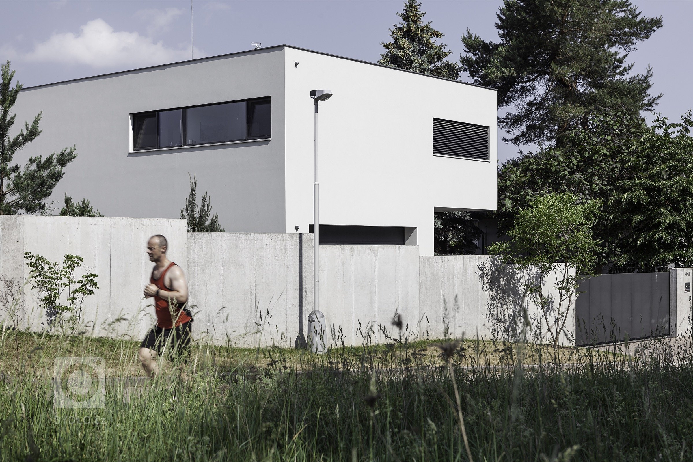 Rodinná vila v Petrovicích, se nachází v&nbsp;blízkosti vodní nádrže Hostivař, je zasazena do relativně malého rovinatého pozemku vilové čtvrti.

Velikost…