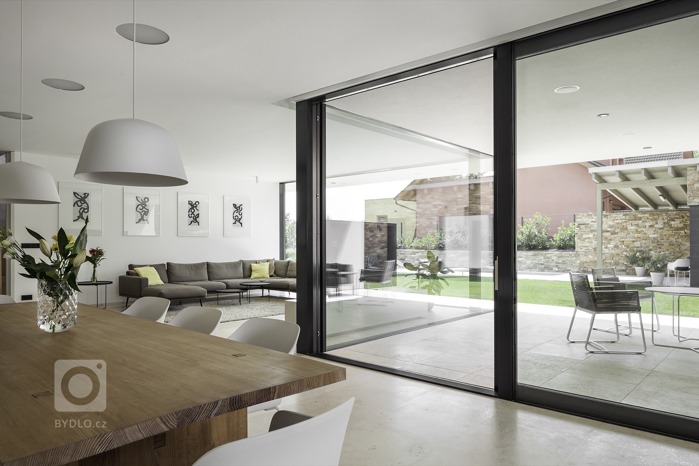 Rodinná vila v Petrovicích, se nachází v&nbsp;blízkosti vodní nádrže Hostivař, je zasazena do relativně malého rovinatého pozemku vilové čtvrti.

Velikost…