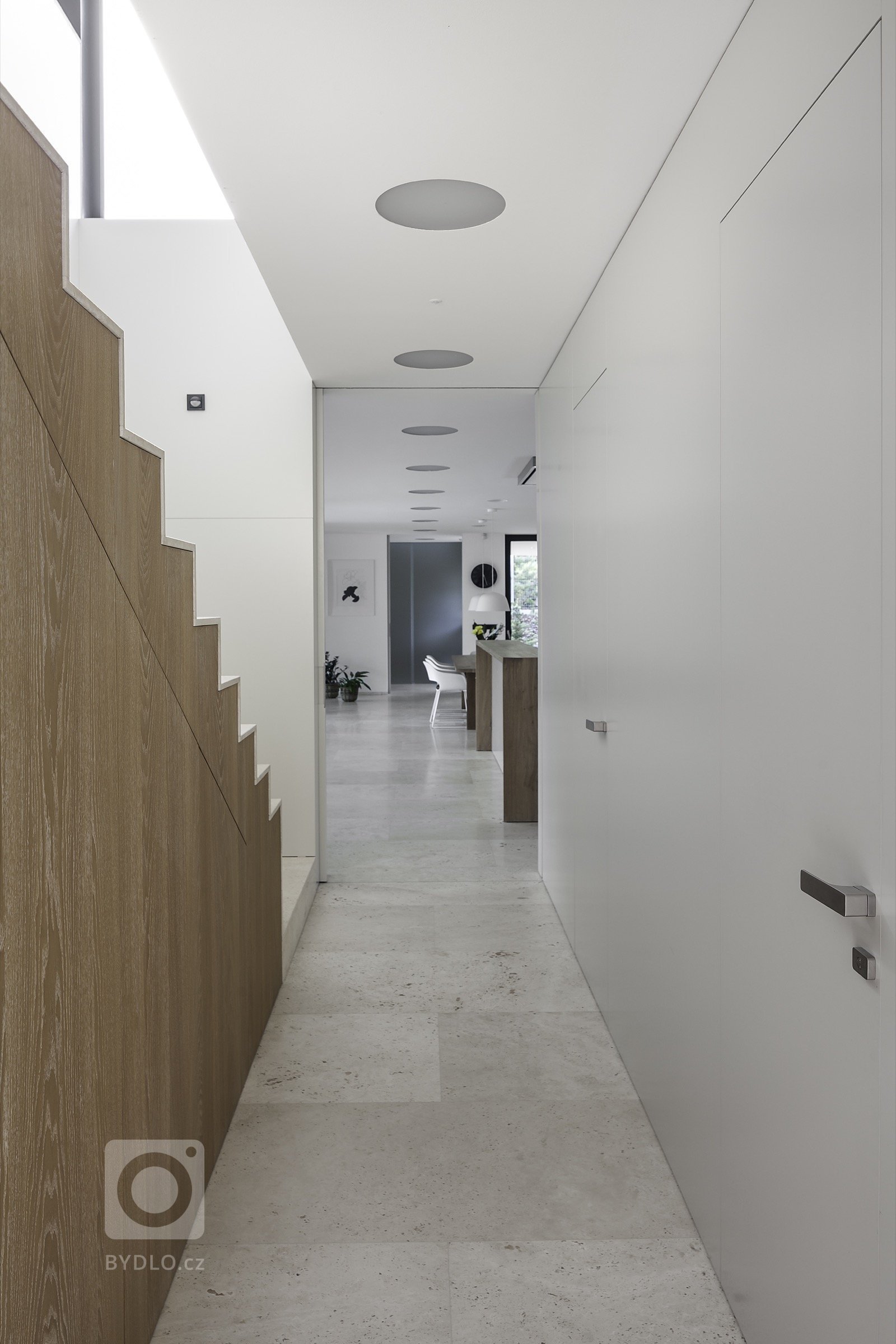 Rodinná vila v Petrovicích, se nachází v&nbsp;blízkosti vodní nádrže Hostivař, je zasazena do relativně malého rovinatého pozemku vilové čtvrti.

Velikost…