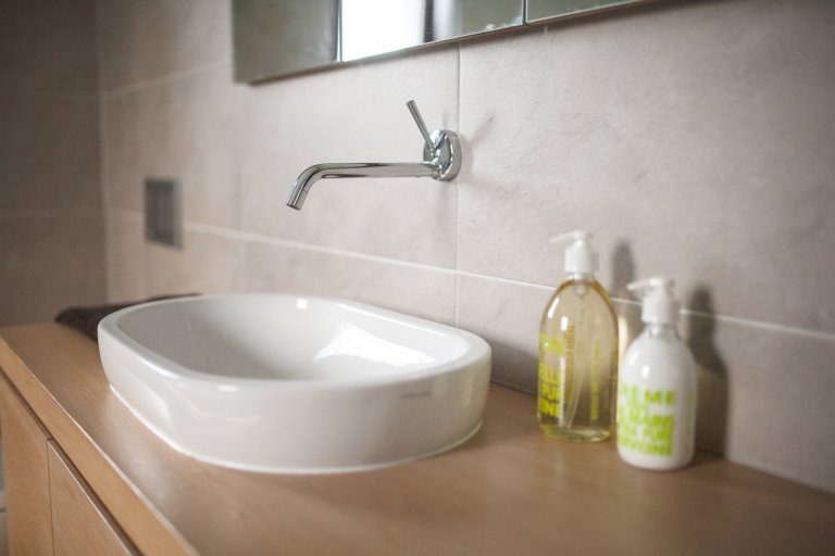 Původní vybavení novostavby z&nbsp;roku 2007 bylo nutné zásadně přehodnotit a navrhnout změny, které by lépe vyhovovaly požadavkům klienta na komfort a…