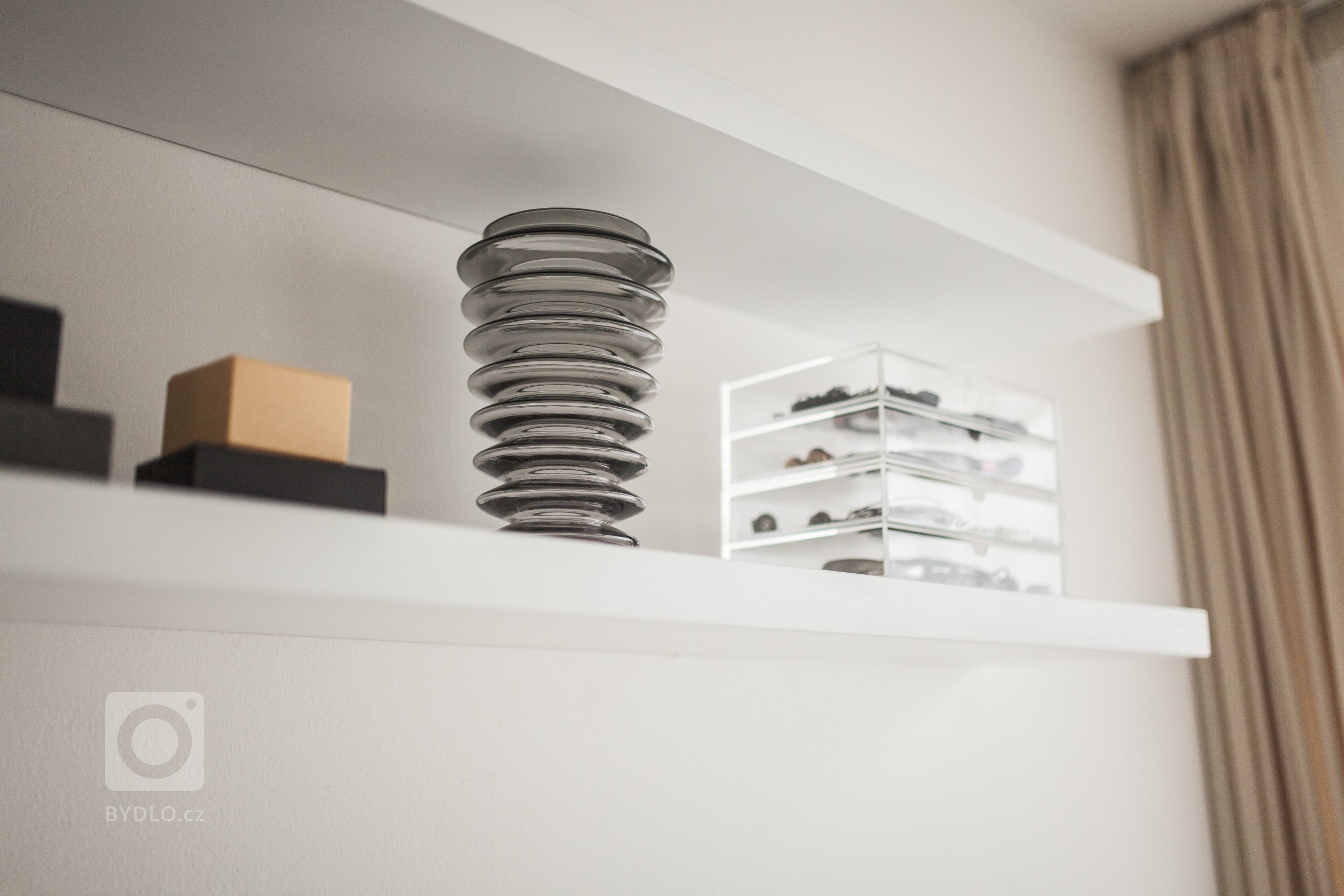 Původní vybavení novostavby z&nbsp;roku 2007 bylo nutné zásadně přehodnotit a navrhnout změny, které by lépe vyhovovaly požadavkům klienta na komfort a…