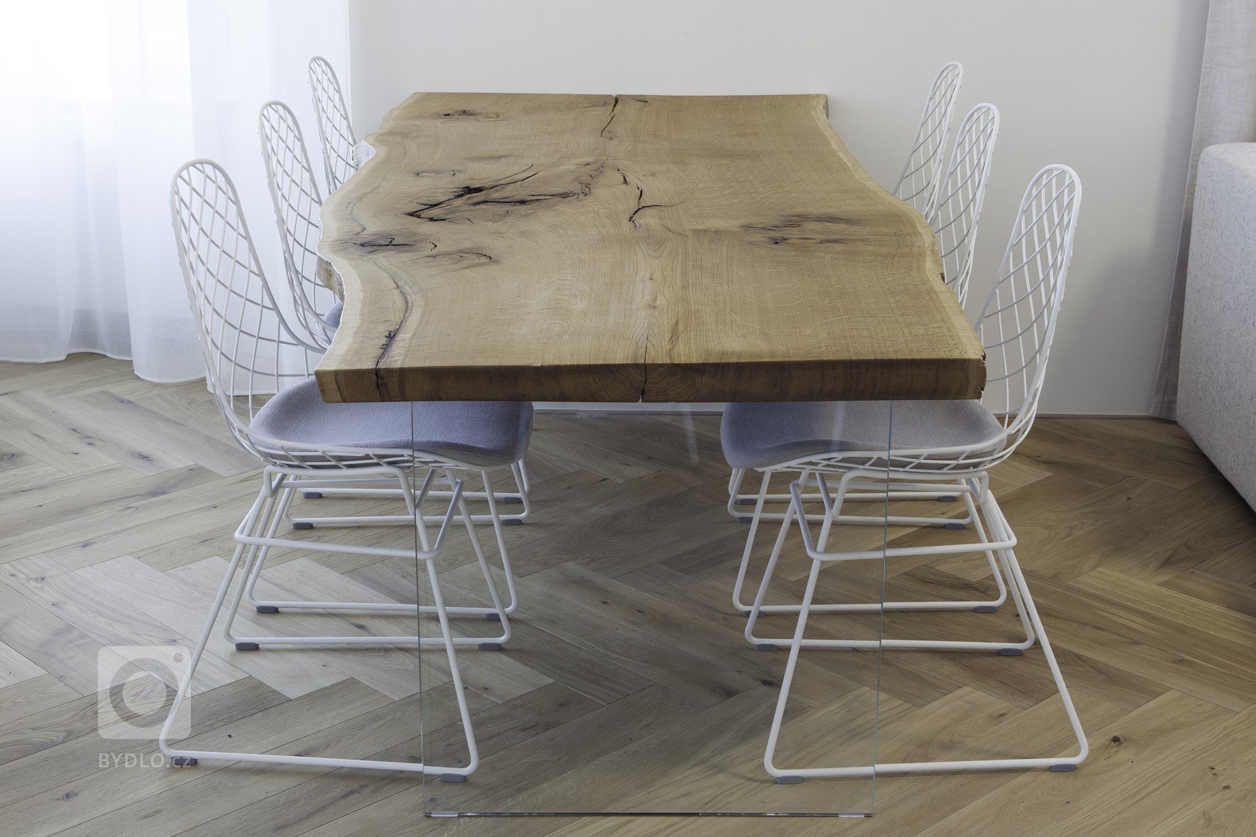 Kuchyňská linka s&nbsp;velkorysým ostrůvkem z materiálu Corian. Netradičním prvkem kuchyně je uzavíratelná část linky, díky které bude kuchyň vypadat uklizeně…