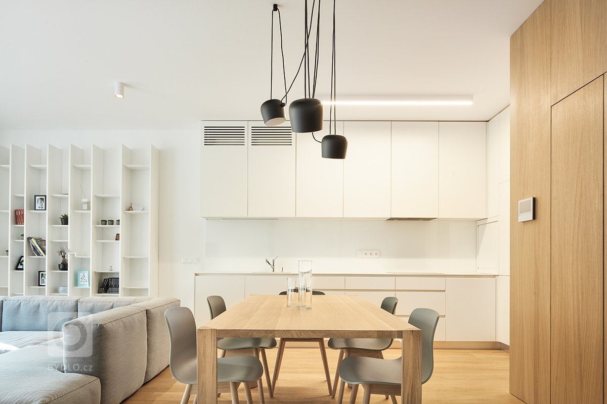 Zadáním investorky bylo vytvoření komfortního bydlení pro její rodinu v rámci řadového domu v developerském projektu, který byl klinetům předán předán ve stavu…