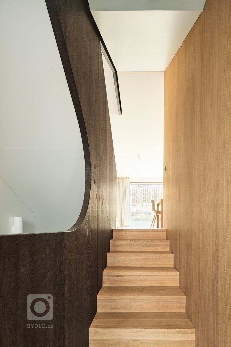 Zadáním investorky bylo vytvoření komfortního bydlení pro její rodinu v rámci řadového domu v developerském projektu, který byl klinetům předán předán ve stavu…