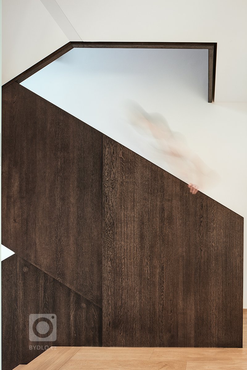 Zadáním investorky bylo vytvoření komfortního bydlení pro její rodinu v rámci řadového domu v developerském projektu, který byl klinetům předán předán ve stavu…