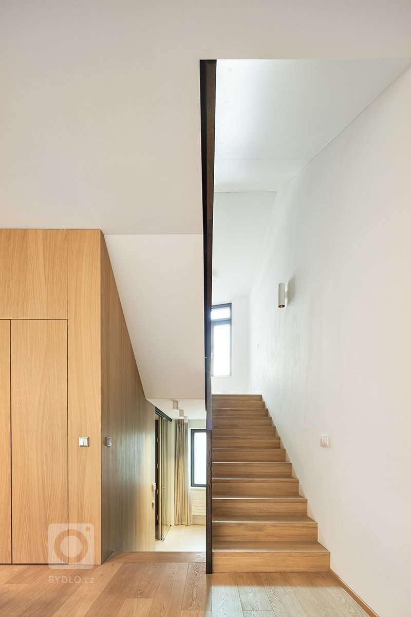 Zadáním investorky bylo vytvoření komfortního bydlení pro její rodinu v rámci řadového domu v developerském projektu, který byl klinetům předán předán ve stavu…