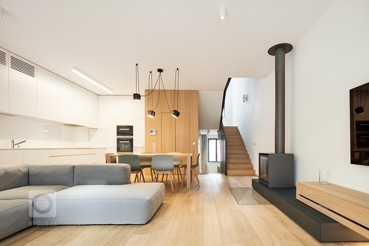 Zadáním investorky bylo vytvoření komfortního bydlení pro její rodinu v rámci řadového domu v developerském projektu, který byl klinetům předán předán ve stavu…