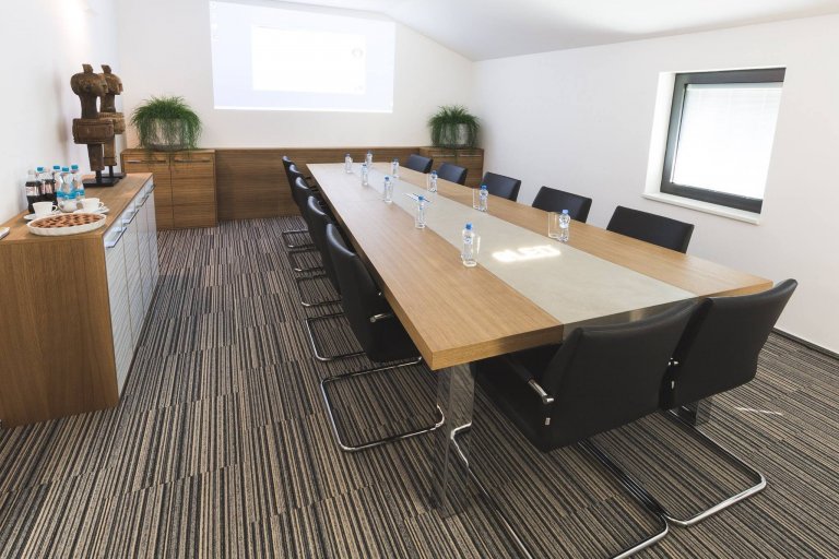 Jedinečný stůl s kombinací betonové stěrky a svíticího loga

&nbsp;

-Akce: Atypický designový&nbsp;stůl

-Autor: Mariana Hendrychová&nbsp;ze studia…