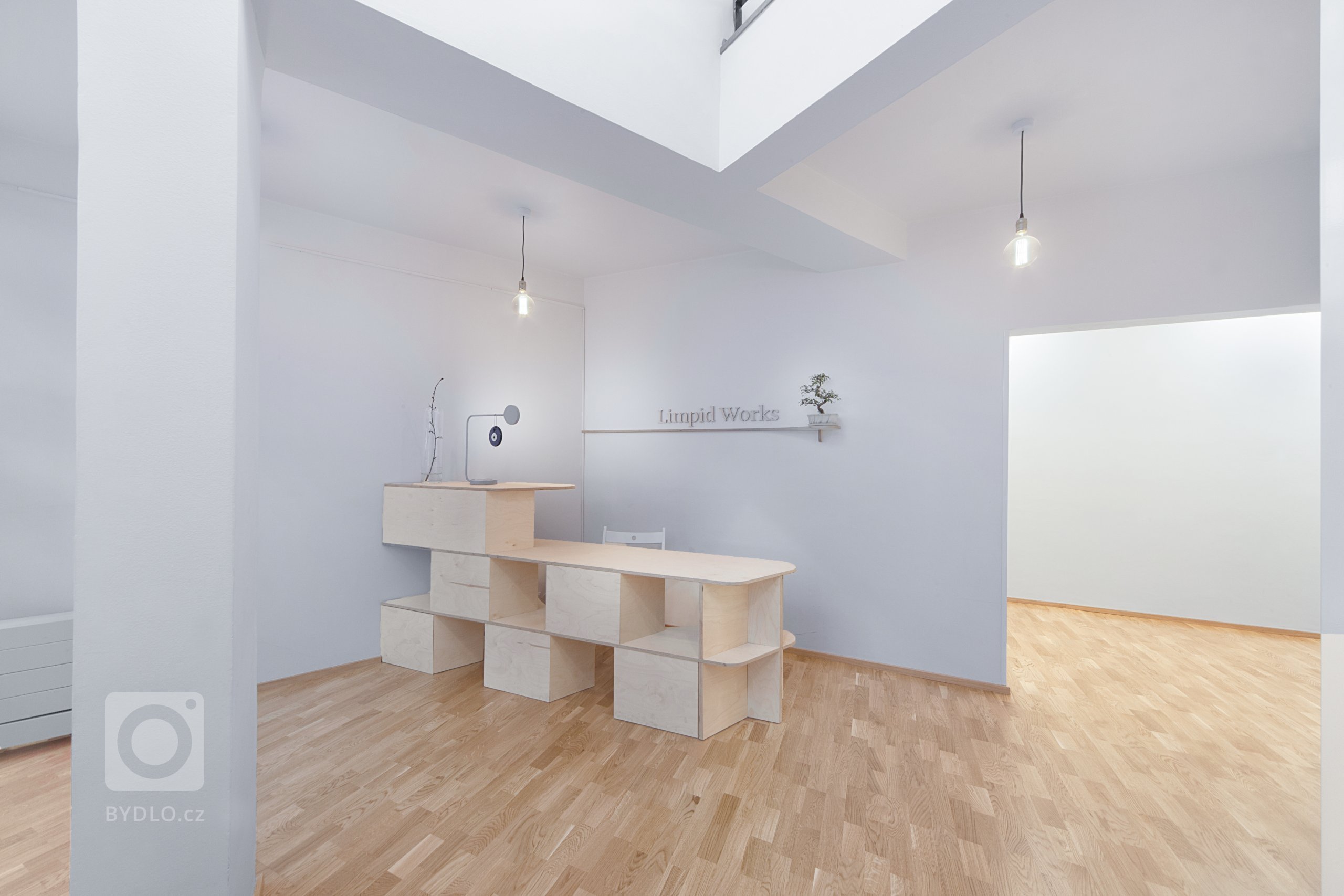 ATELIÉR

Prostory, které začaly rekonstrukcí a skočily náším&nbsp;ateliérem.

&nbsp;

OUR STUDIO

This place started as reconstruction and has become the place…