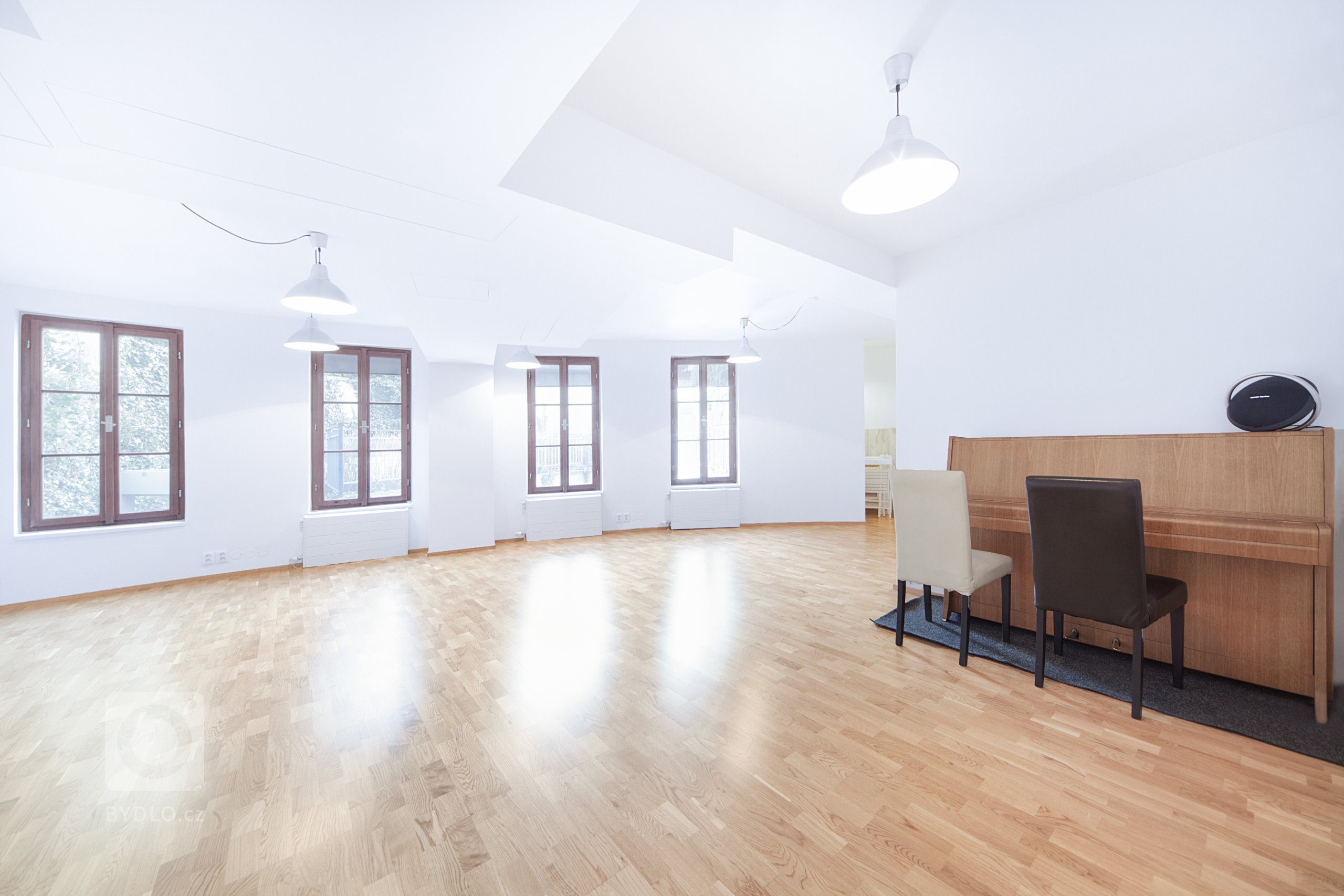 ATELIÉR

Prostory, které začaly rekonstrukcí a skočily náším&nbsp;ateliérem.

&nbsp;

OUR STUDIO

This place started as reconstruction and has become the place…
