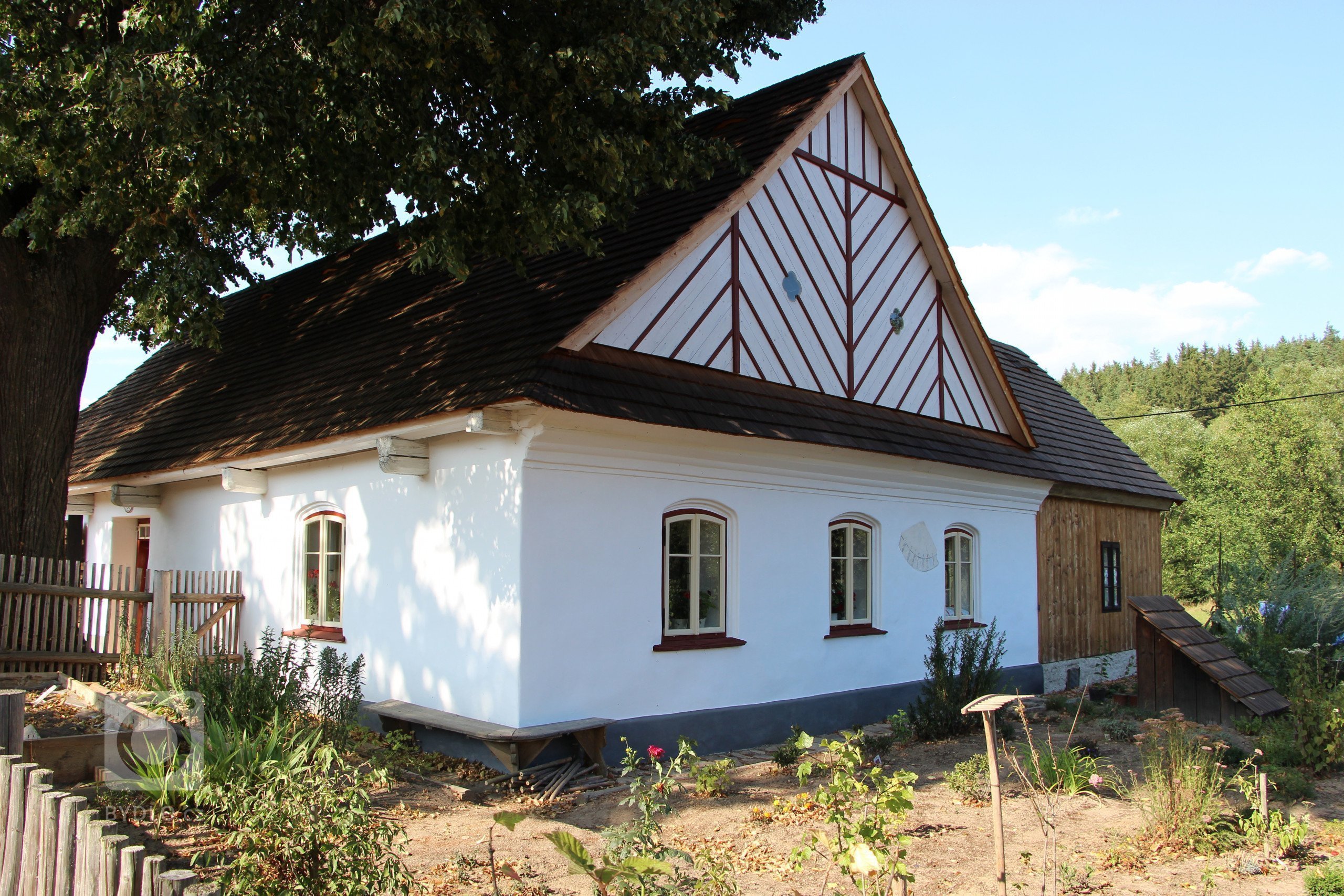 Rekonstrukce 280let staré chalupy pod památnou lípou. Dům byl znehodnocen opravou v 70tých letech a bylo nutno provést kompletní zásah do konstrukcí, výměnu…