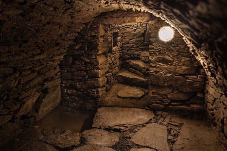 Představujeme vám kompletní rekonstrukci opuštěného domu včetně úprav okolí. Dům se nyní vyznačuje sladěním možností dnešní doby s autentičností prvků lidové…