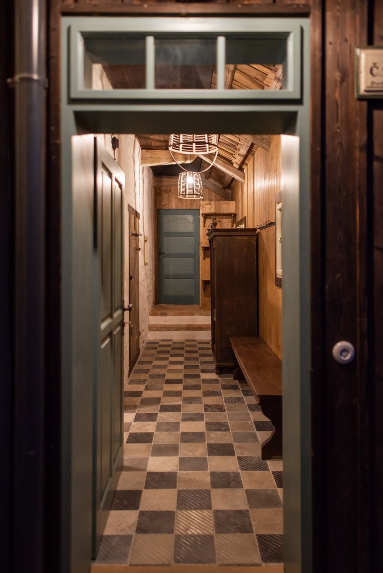 Představujeme vám kompletní rekonstrukci opuštěného domu včetně úprav okolí. Dům se nyní vyznačuje sladěním možností dnešní doby s autentičností prvků lidové…