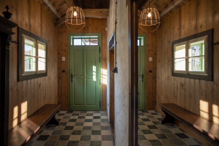 Představujeme vám kompletní rekonstrukci opuštěného domu včetně úprav okolí. Dům se nyní vyznačuje sladěním možností dnešní doby s autentičností prvků lidové…