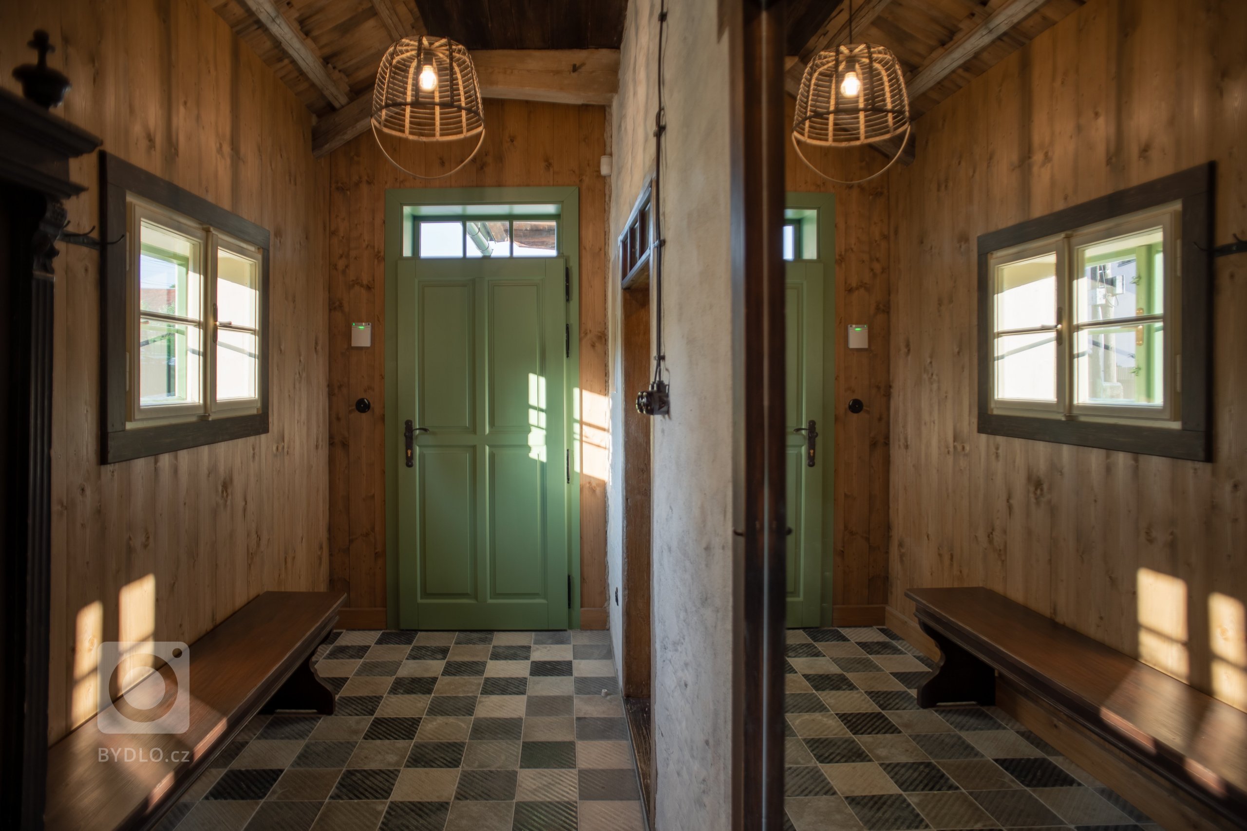 Představujeme vám kompletní rekonstrukci opuštěného domu včetně úprav okolí. Dům se nyní vyznačuje sladěním možností dnešní doby s autentičností prvků lidové…