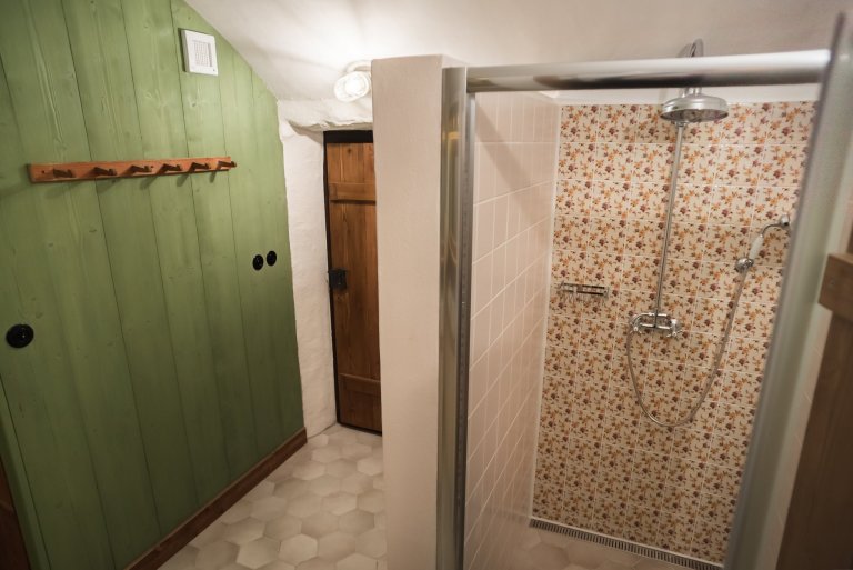 Představujeme vám kompletní rekonstrukci opuštěného domu včetně úprav okolí. Dům se nyní vyznačuje sladěním možností dnešní doby s autentičností prvků lidové…