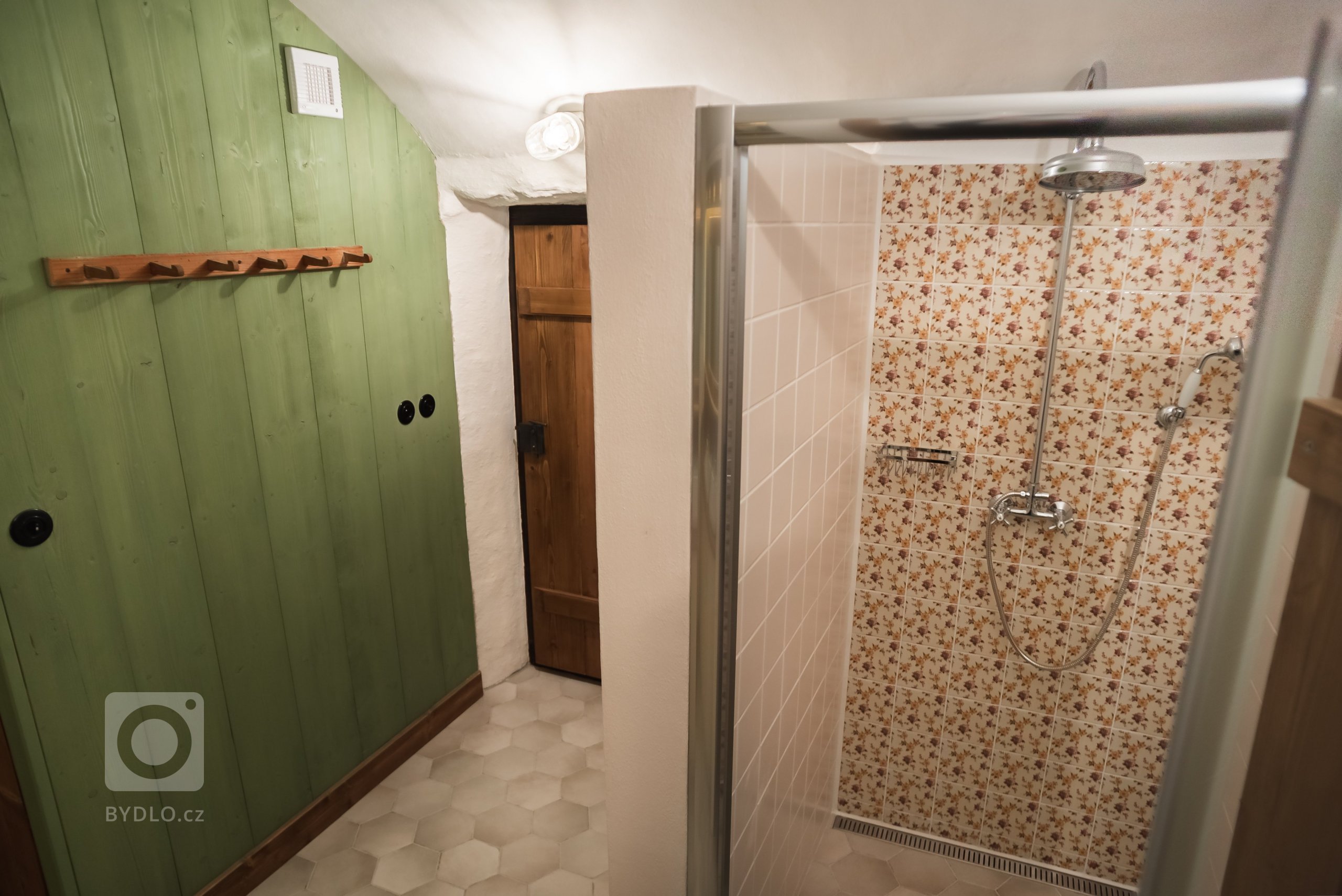 Představujeme vám kompletní rekonstrukci opuštěného domu včetně úprav okolí. Dům se nyní vyznačuje sladěním možností dnešní doby s autentičností prvků lidové…