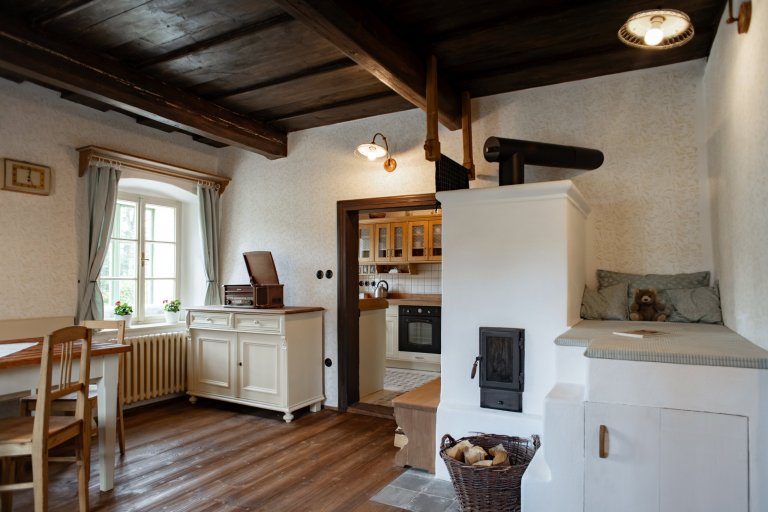 Představujeme vám kompletní rekonstrukci opuštěného domu včetně úprav okolí. Dům se nyní vyznačuje sladěním možností dnešní doby s autentičností prvků lidové…