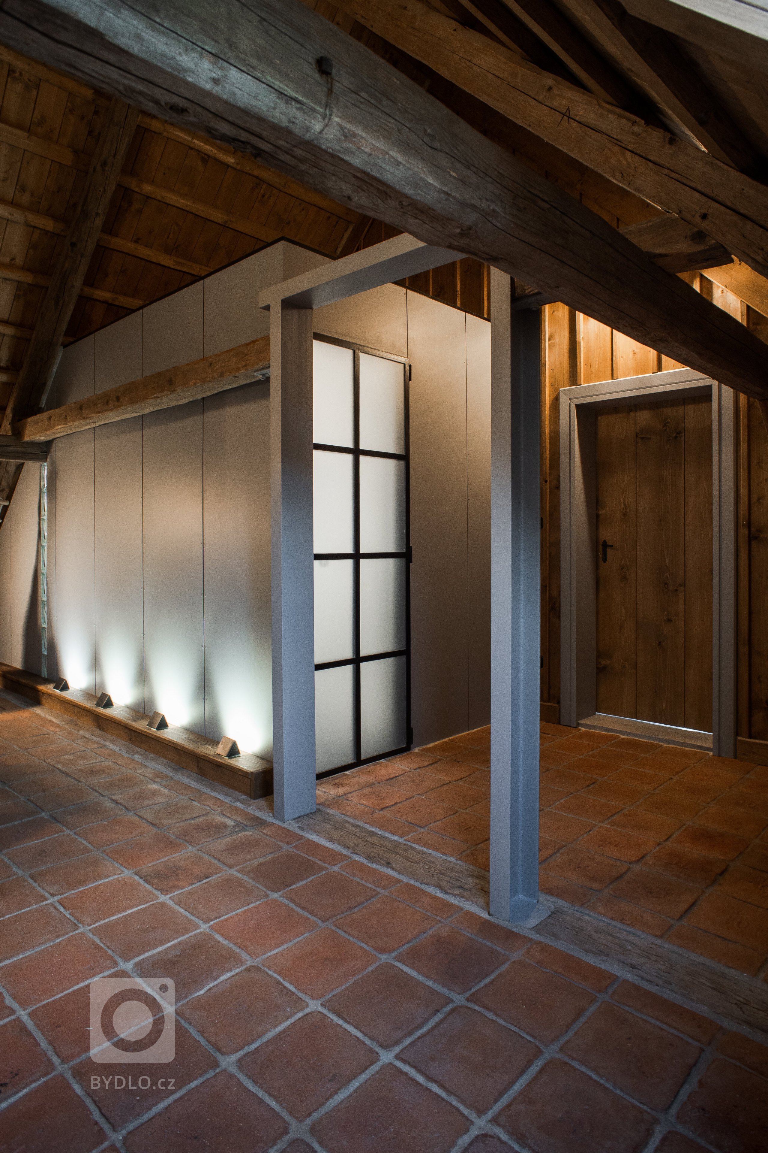 Představujeme vám kompletní rekonstrukci opuštěného domu včetně úprav okolí. Dům se nyní vyznačuje sladěním možností dnešní doby s autentičností prvků lidové…