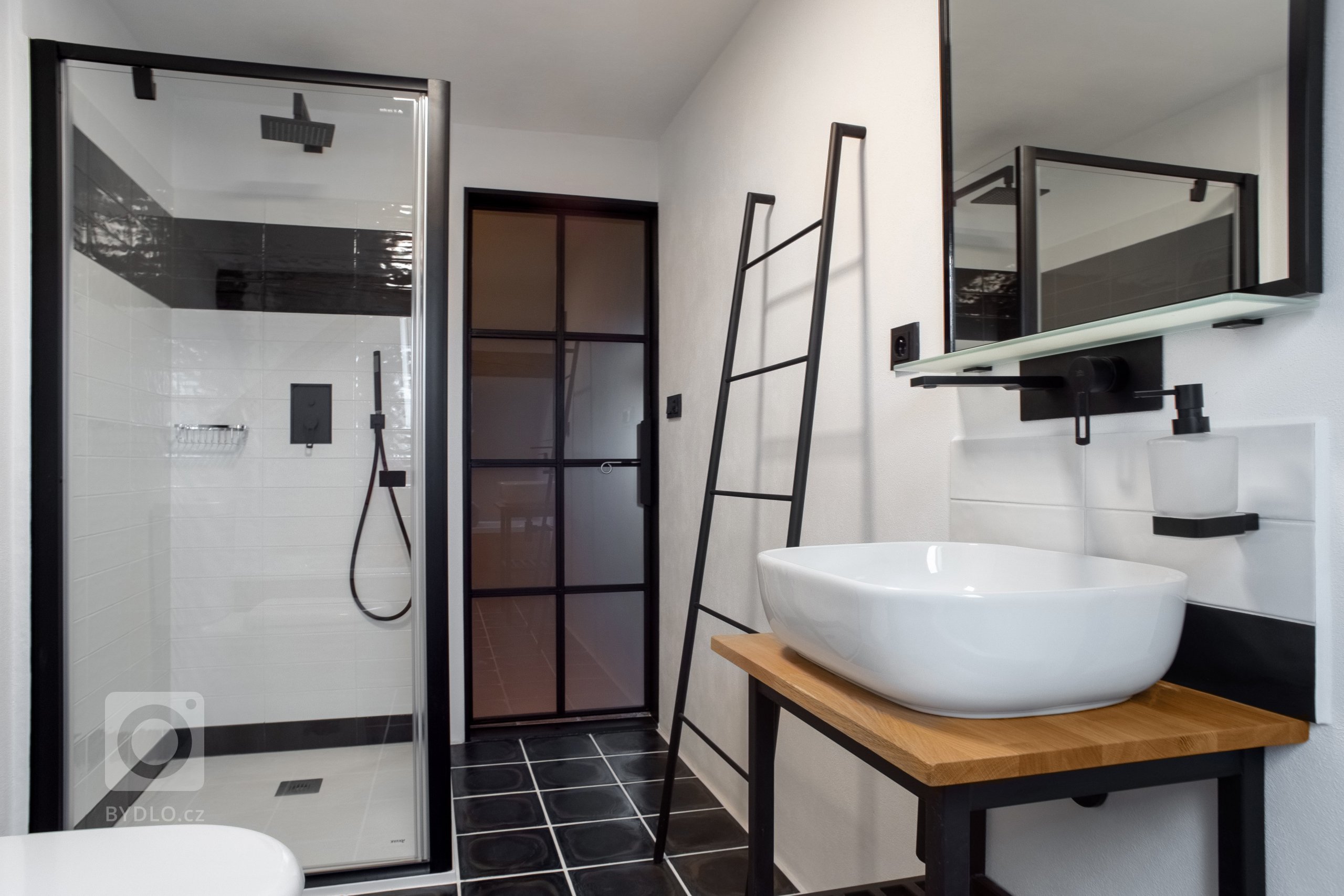 Představujeme vám kompletní rekonstrukci opuštěného domu včetně úprav okolí. Dům se nyní vyznačuje sladěním možností dnešní doby s autentičností prvků lidové…