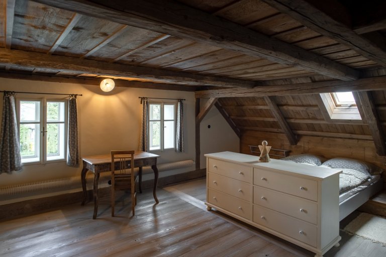 Představujeme vám kompletní rekonstrukci opuštěného domu včetně úprav okolí. Dům se nyní vyznačuje sladěním možností dnešní doby s autentičností prvků lidové…