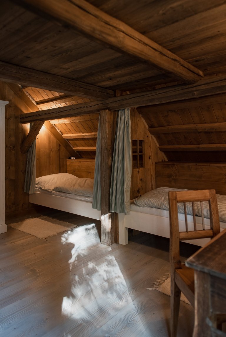 Představujeme vám kompletní rekonstrukci opuštěného domu včetně úprav okolí. Dům se nyní vyznačuje sladěním možností dnešní doby s autentičností prvků lidové…