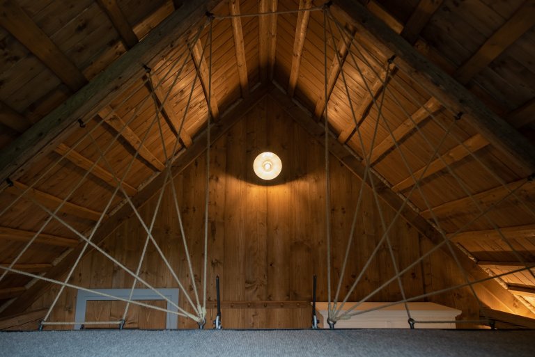 Představujeme vám kompletní rekonstrukci opuštěného domu včetně úprav okolí. Dům se nyní vyznačuje sladěním možností dnešní doby s autentičností prvků lidové…