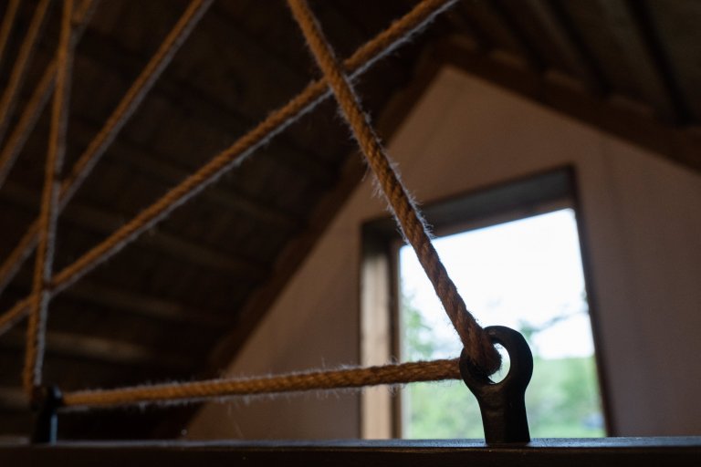 Představujeme vám kompletní rekonstrukci opuštěného domu včetně úprav okolí. Dům se nyní vyznačuje sladěním možností dnešní doby s autentičností prvků lidové…