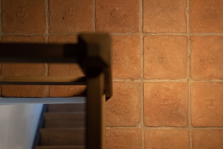 Představujeme vám kompletní rekonstrukci opuštěného domu včetně úprav okolí. Dům se nyní vyznačuje sladěním možností dnešní doby s autentičností prvků lidové…