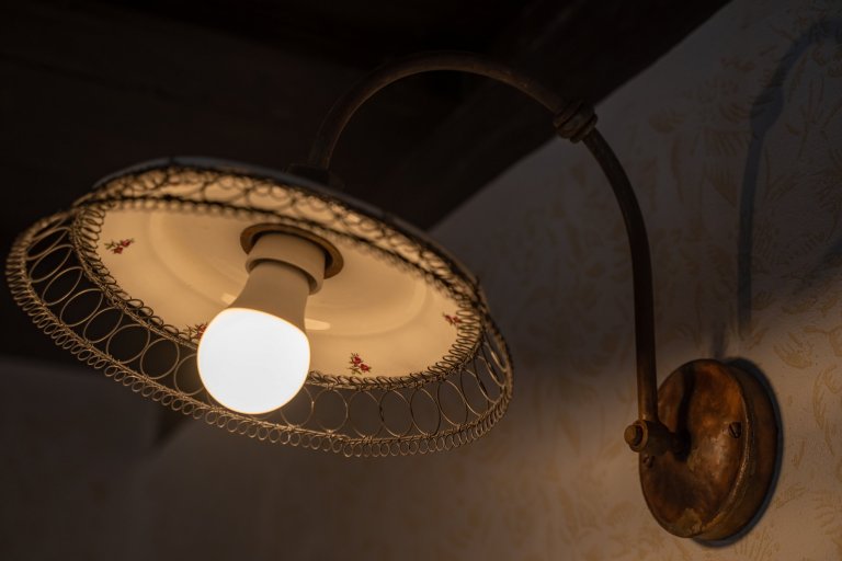 Představujeme vám kompletní rekonstrukci opuštěného domu včetně úprav okolí. Dům se nyní vyznačuje sladěním možností dnešní doby s autentičností prvků lidové…