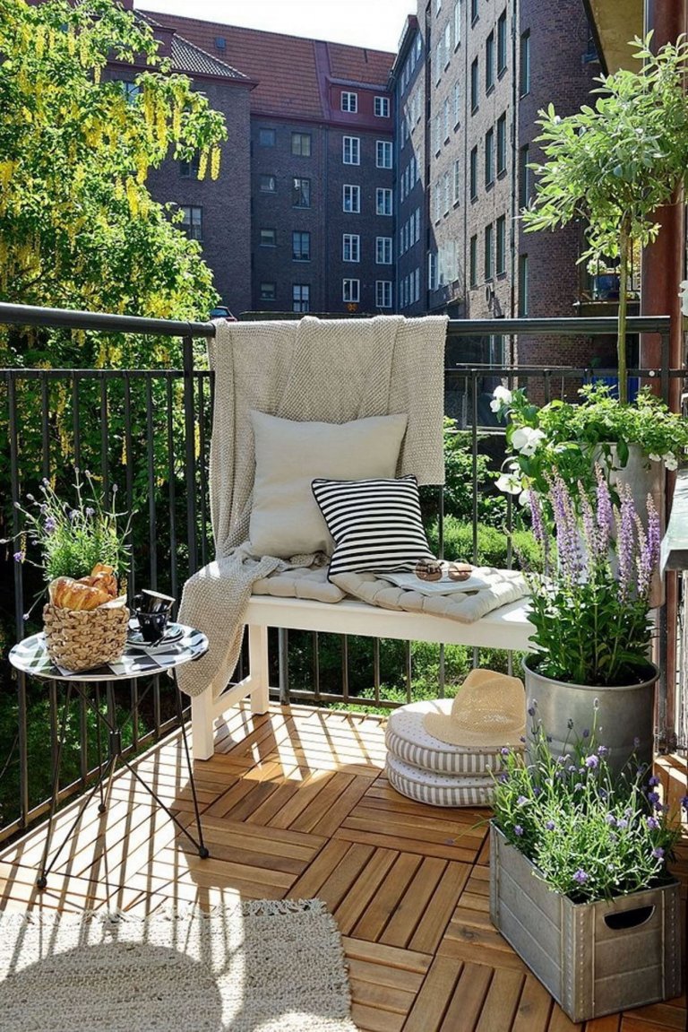 Jak vyzdobit balkon ve městě?