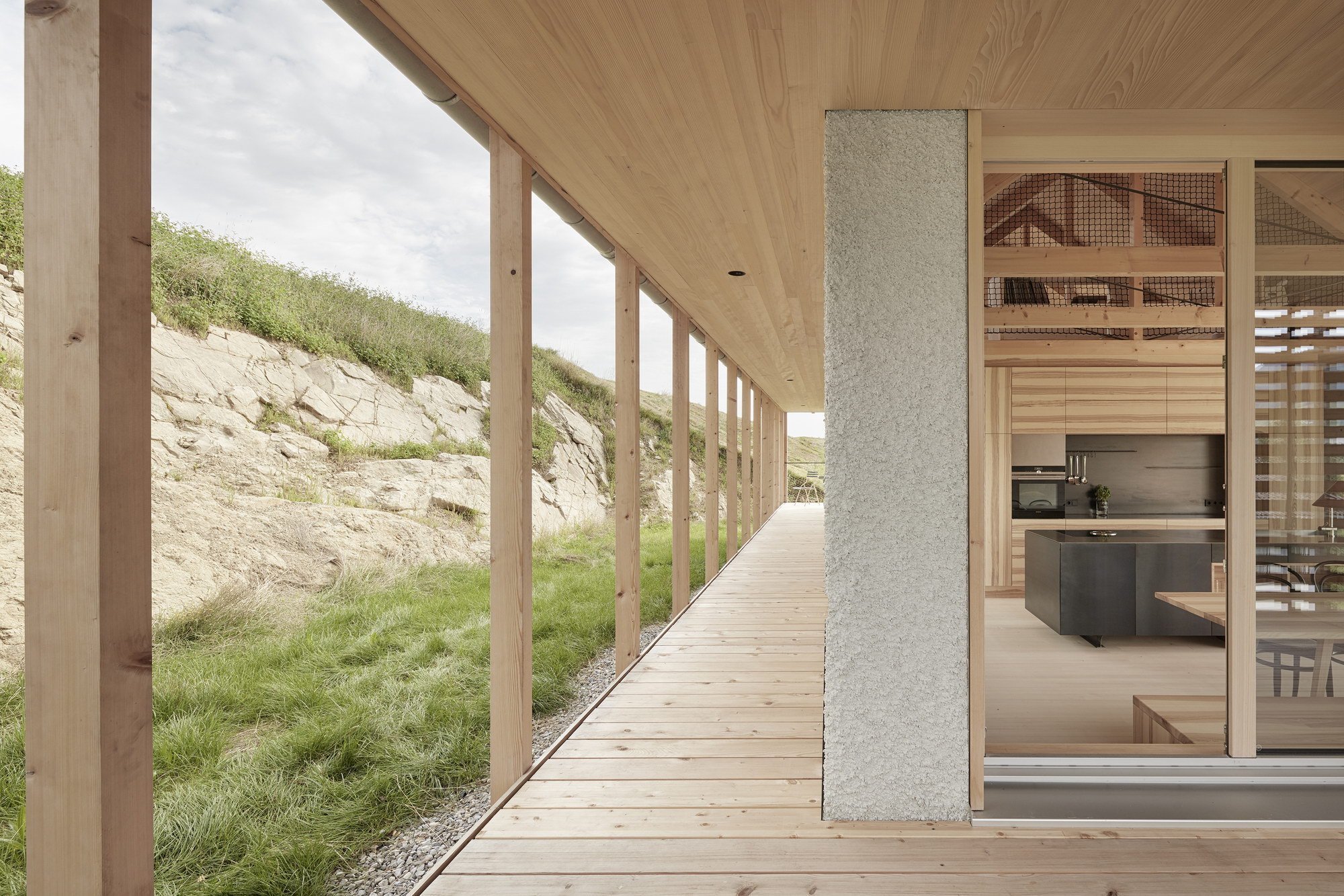 Beton a dřevo: Minimalistický dům ve strmém kopci