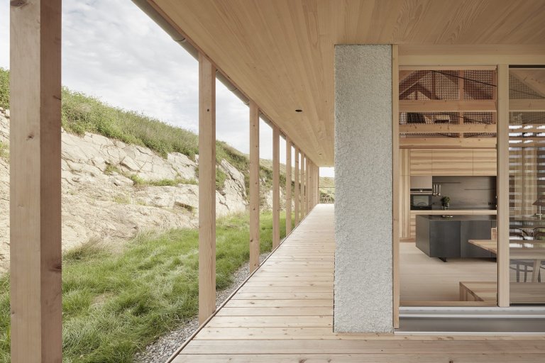 Beton a dřevo: Minimalistický dům ve strmém kopci