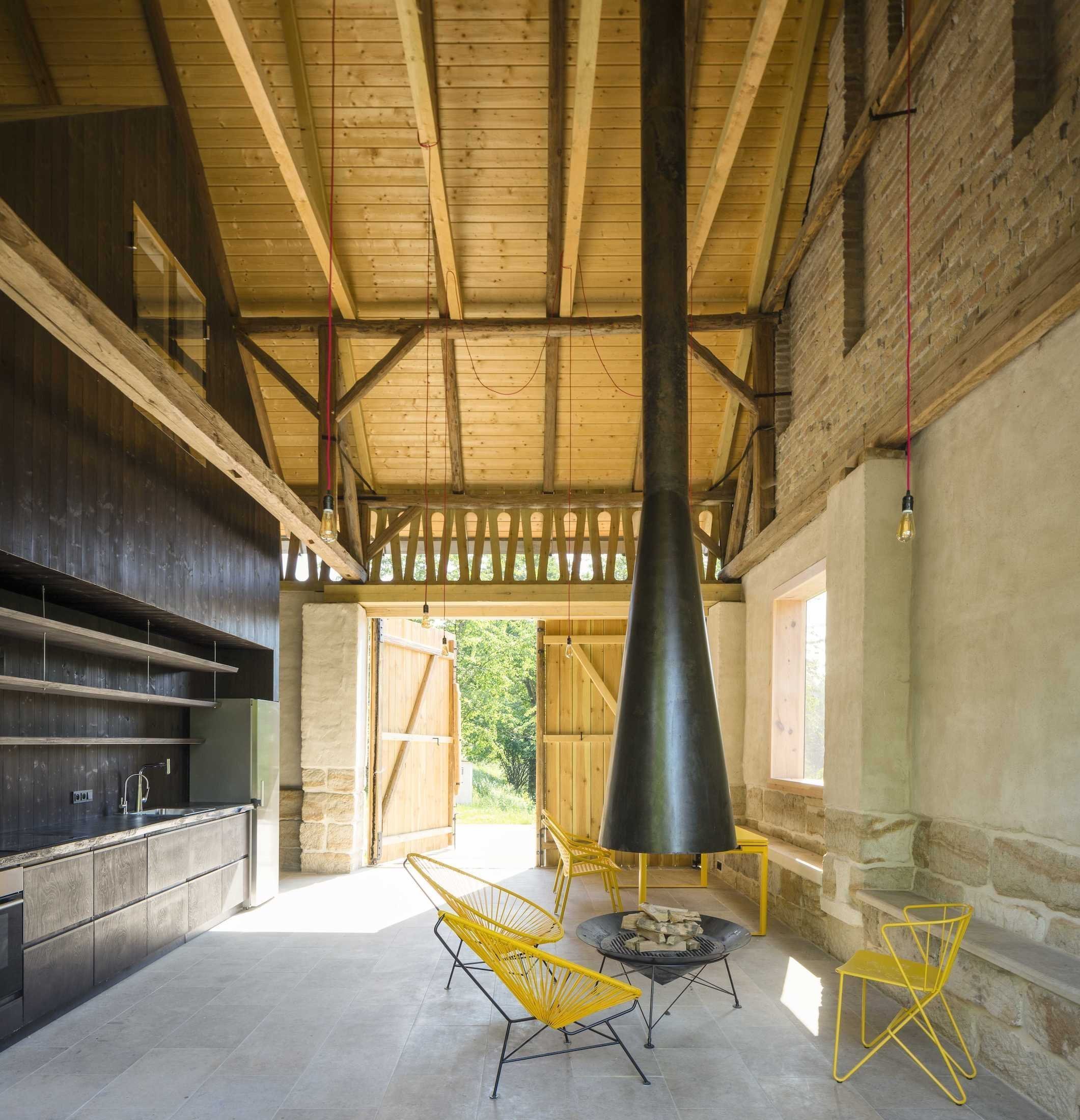 Ze staré stodoly je moderní chalupa k rekreaci