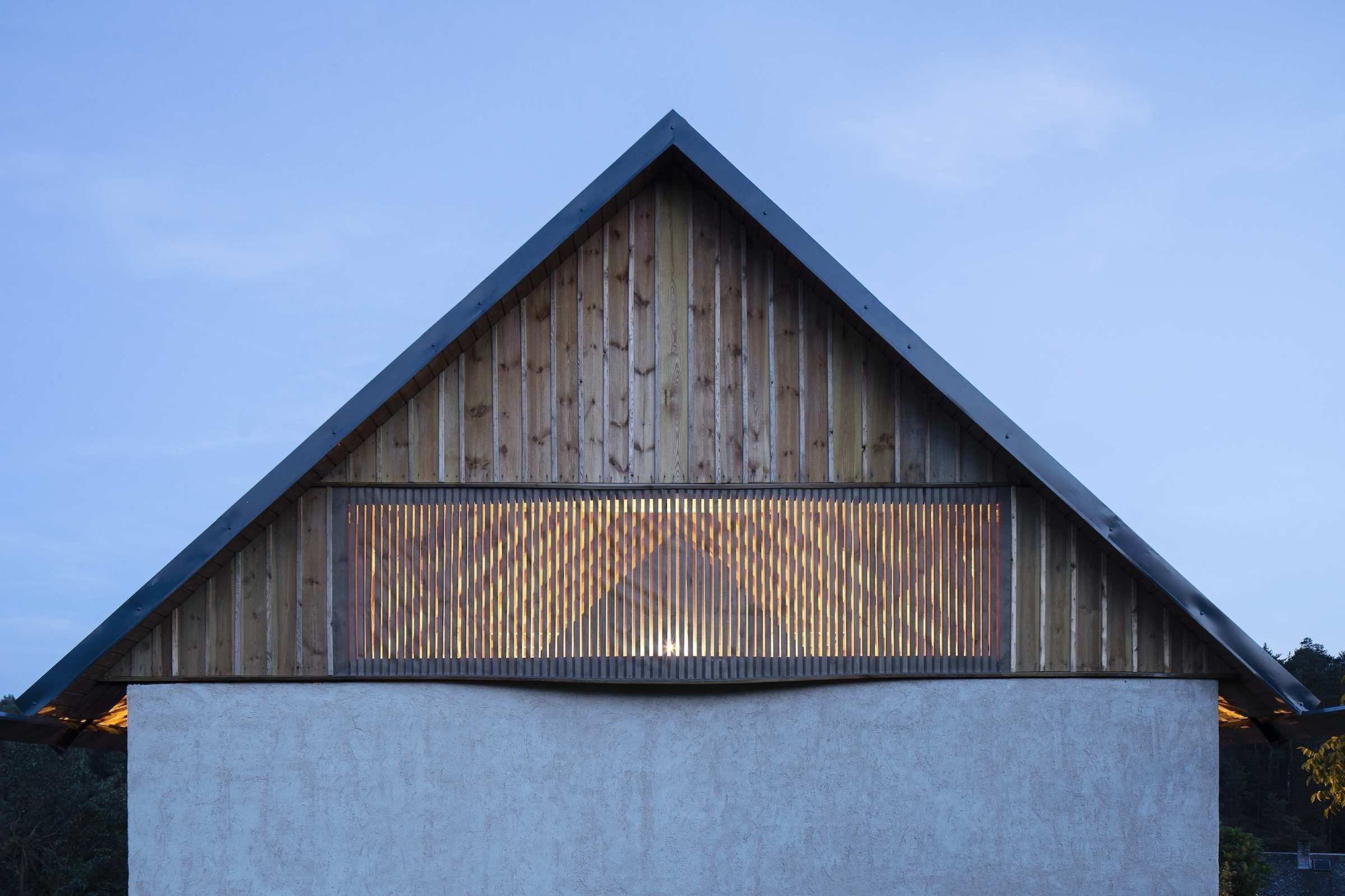 Ze staré stodoly je moderní chalupa k rekreaci