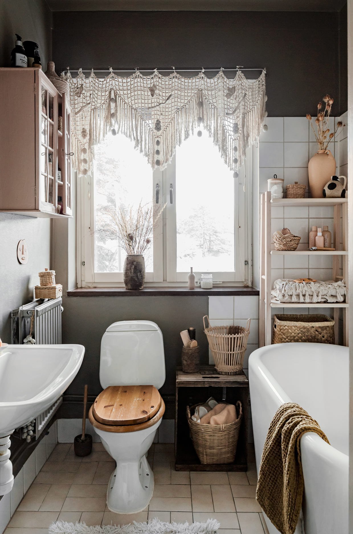 Zemité barvy a přírodní materiály interiéru sluší