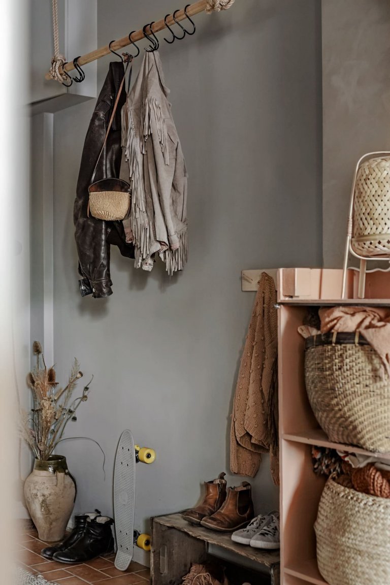 Zemité barvy a přírodní materiály interiéru sluší