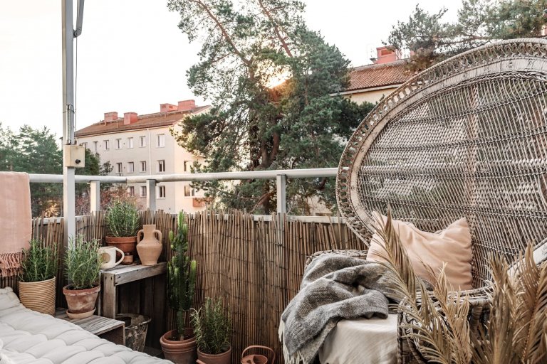 Zemité barvy a přírodní materiály interiéru sluší