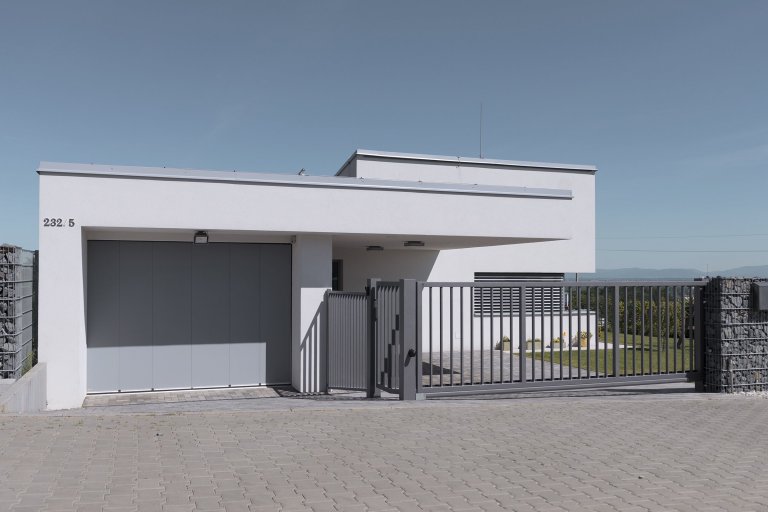 Netradiční dům -&nbsp;netradiční&nbsp;plot

Když zadáte dům&nbsp;architektům v Master Design, můžete čekat,&nbsp;že to bude pecka. Žádná tuctovka. A když…