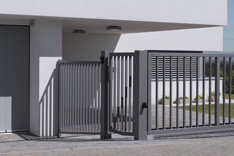 Netradiční dům -&nbsp;netradiční&nbsp;plot

Když zadáte dům&nbsp;architektům v Master Design, můžete čekat,&nbsp;že to bude pecka. Žádná tuctovka. A když…