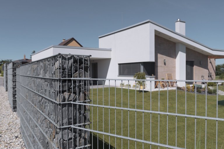 Netradiční dům -&nbsp;netradiční&nbsp;plot

Když zadáte dům&nbsp;architektům v Master Design, můžete čekat,&nbsp;že to bude pecka. Žádná tuctovka. A když…
