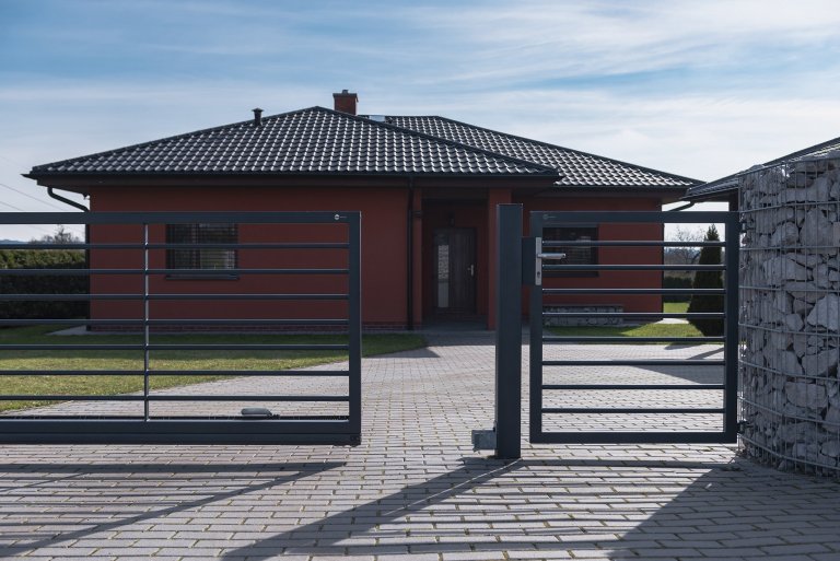 Kovový plot v kombinaci gabiony nezklame (rodinný dům, Orlová)

Současná podoba&nbsp;moderního bungalovu pro mladou rodinu. Takový trend dnešní doby. Majitel…